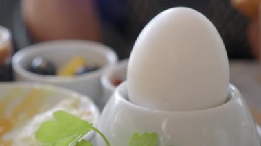 Sabah kahvaltısı için yumurtayı fincanlara koy. ,