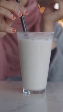 Maksimum zevk için uzun bir bardakta servis edilen nefis ve kremalı bir içecek.