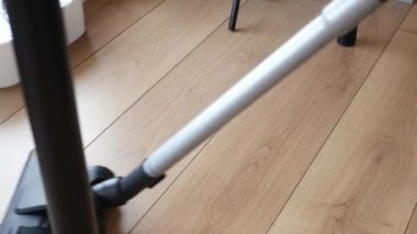 Elektrik süpürgesiyle yer tozunu temizlemek
