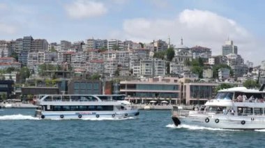 Canlı ve hareketli bir şehir manzarası. Manzaralı bir rıhtımda zarifçe gezinen tekneler.