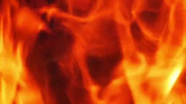 Canlı ve parlak alevler ışık, ısı ve enerjiden oluşan büyüleyici bir soyut dans yaratır.