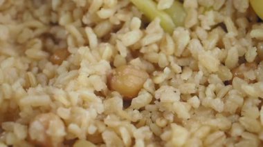 Ağız sulandırıcı ve lezzetli yakın plan kahverengi pirinç ve canlı sebzeler.