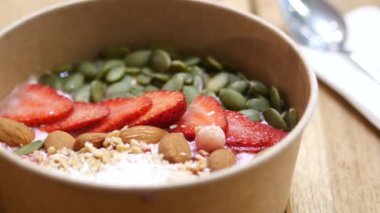 Güne yoğurt, çilek ve sağlıklı tohumlarla başlayan besleyici bir kahvaltı kasesinin tadını çıkarın.