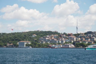 İstanbul 'un nefes kesici kıyı manzarası muhteşem bir kuleyle birlikte çarpıcı tepeleri de barındırıyor.