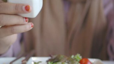 Tuz, tuzluktan düşer. .