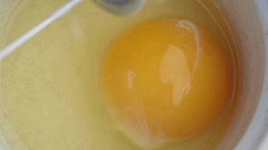 Sıvı Çözümdeki Karıştırma Sürecinin Döndürme Hareketiyle Yakınlaştırılması . 