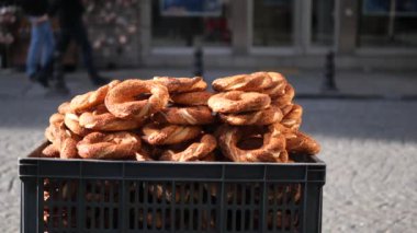 Türk Simit 'i minibüste satıyor ,