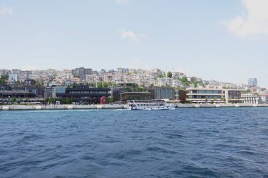 Türkiye istanbul 19 Haziran 2023. Galataport İstanbul. Yürüyen insanlarla Galataport manzarası.