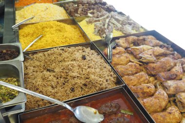 Renkli bir dizi güzel sunulmuş pirinç ve tavuk yemekleri duyuları keyiflendirmeye hazır.