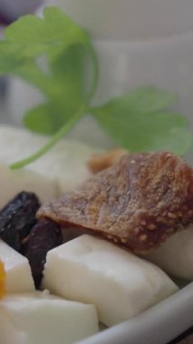 Canlı bir tabak, taze, lezzetli malzemeler ve karşı konulamaz ısırıklarla ustalıkla hazırlanmış.