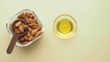 Badem yağları ve taze fındıklar masada. ,