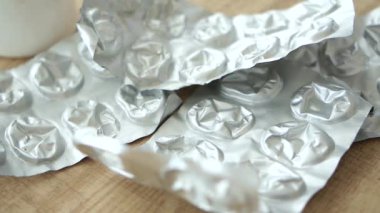 Masadaki su toplayıcı hapları kapat. .