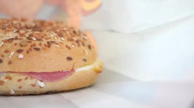 Tohum kaplı bir ekmeğin üzerindeki bu lezzetli sandviç her yemek için mükemmeldir.