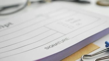 Mavi kalemle ödeme onayı formu imzalayan bir kişinin ayrıntılı yakın plan görüntüsü