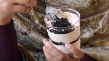 Süt katmanları, kurabiyeler ve taze böğürtlenli lezzetli bir tatlı.