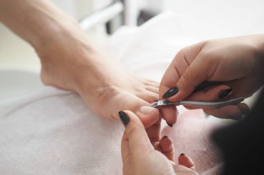 Ayrıntılara özen ve hassasiyeti vurgulayan kapsamlı bir ayak bakımı seansı.