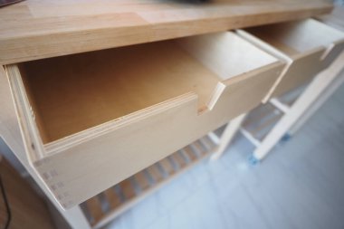 Boş ahşap mutfak çekmeceleri güzel, temiz bir tasarım sergiliyor.