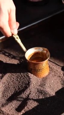 Kum üzerinde geleneksel Türk kahvesi yapmanın en üst görüntüsü 