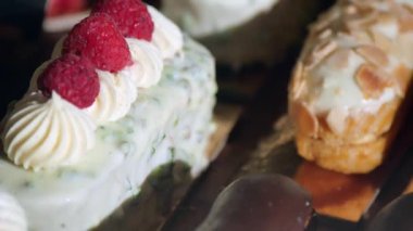 Taze ahududularla süslenmiş lezzetli kek ve hamur işlerinin tadını çıkarın.