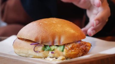 Lezzetli ve çıtır çıtır tavuklu sandviç. Taze malzemelerle her zaman tadını çıkarmaya hazır.