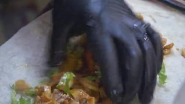 Inthe Caddesi 'nde tavuk dürümü hazırlıyorum. .