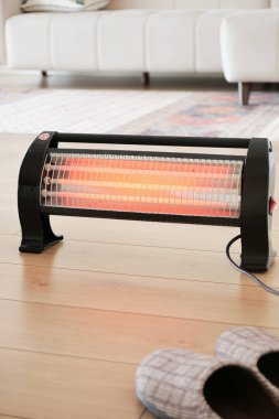 Modern elektrikli kızılötesi ısıtıcı oturma odasında, yakın çekim. Yüksek kalite fotoğraf