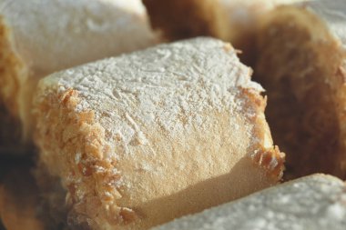 Pudra şekerli karşı konulmaz hamur işlerinin tadını çıkarın. Tatlıları sevenler için mükemmel.