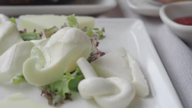 Renkli, iştah açıcı, peynirli ve yeşillikli bir salata.