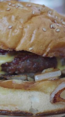 Lezzetli ve cezbedici bir çizburger yumuşak susamlı çöreğin yanında baharatlı soslar.