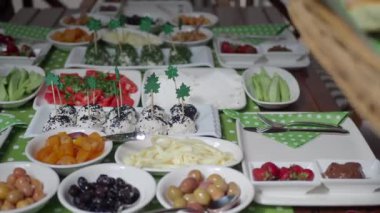 Canlı ve renkli bir meyve serpintisi ve güzel bir şekilde masaya yerleştirilmiş abur cuburlar.