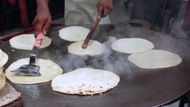 Aşçılar ustalıkla taze ve lezzetli ekmek kızartıyorlar.