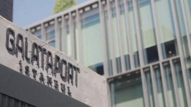 Türkiye istanbul 19 Haziran 2023. Galataport metni ve büyük yolcu gemisi .