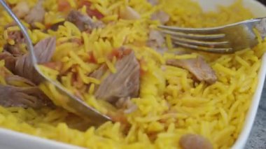 Lezzetli Sarı Basmati Pirinç ve Etli Tabağın Yakın Çekimi,