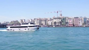 Türkiye İstanbul 18 Temmuz 2023. Boğaz 'da nakliye feribotu. Feribot yolcu taşır..