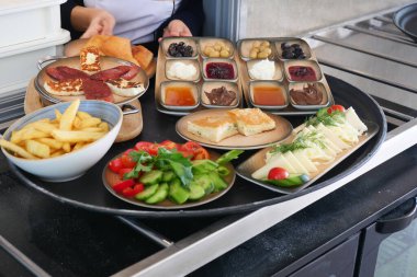 Akdeniz yemeklerinin, taze salataların ve enfes tarafların sunumu.