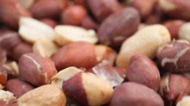 Çekici bir çiğ fıstık koleksiyonu renkleri ve eşsiz dokuları sergiliyor.