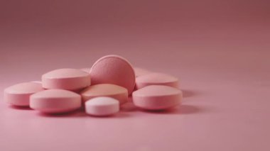 Pembe tabletlerin güzel bir çeşidi titizlikle ince ve narin pembe bir yüzeye yerleştirilmiş.