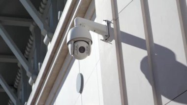 Duvara monte edilmiş bir güvenlik kamerası çeşitli ihtiyaçlar ve mekanlar için kapsamlı bir gözetim sağlıyor.