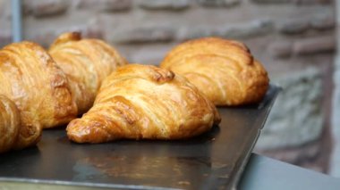 Fırında taze kruvasan. .