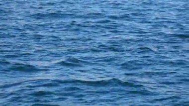Okyanusların doğal güzelliğini açığa çıkaran dinamik dalgaların yakın çekim hareketi.,