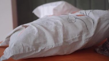 Kadın Yastığı Yastık kılıfına Koyuyor