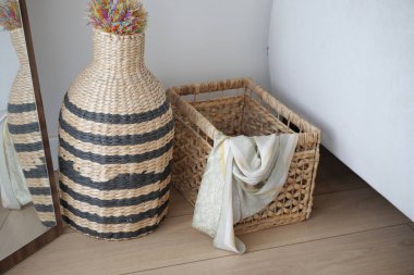 Zarif dekoratif vazo ile süslü sepet, modern iç tasarım için ideal.