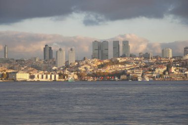 Istanbulların güzel manzarası zengin tarihi ve modernliğini yansıtıyor.