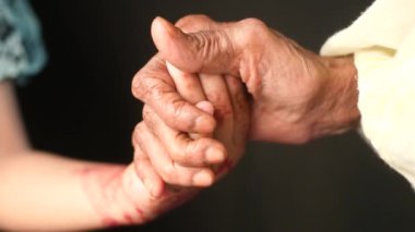 Genç ve yaşlı eller arasındaki bağlantıyı gösteren son derece dokunaklı bir an.