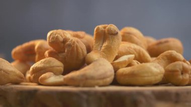 Tahta masaya düşen kaju fıstıklarının yavaş çekimleri. .