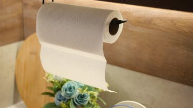 Bu şık kağıt havlu tutacağı her mutfağı güzelleştiren yumuşak çiçek aksanına sahiptir.