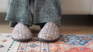  Gri terlikleri olan kadınlar kanepede oturuyor.,