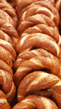 Türk Simit 'i minibüste satıyor ,