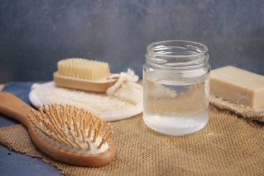 Sağlıklı ve canlı kilitler elde etmek için gerekli olan sade saç bakımı düzenlemesi.