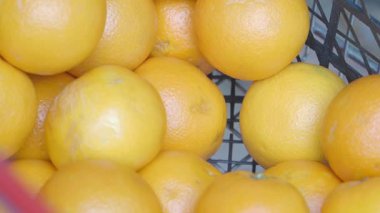 Canlı, taze portakalları dokuma sepetine doldurup, cazibelerini ön plana çıkarıyorlar.